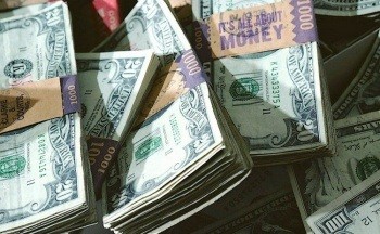 Курс доллара понизился на валютных торгах пятницы